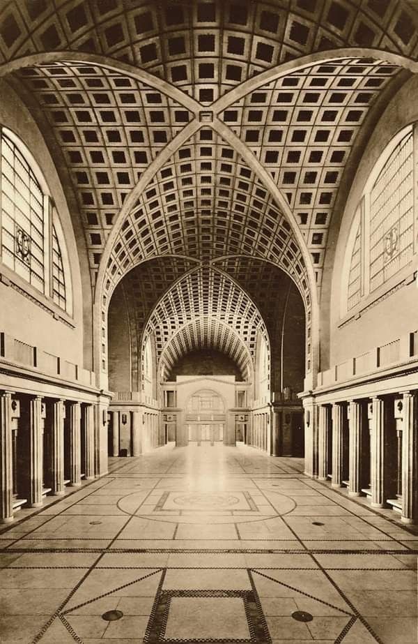 مكتب مؤسسة أحمد جبريل للمحاماة - صورة ترمز للعدالة والاحترافية - من داخل القاعه الرئيسيه لمبني المحاكم المختلطه { دار القضاء العالي حاليا} شارع فؤاد الأول ( ٢٦ يوليو حاليا ) - القاهره عام ١٩٣